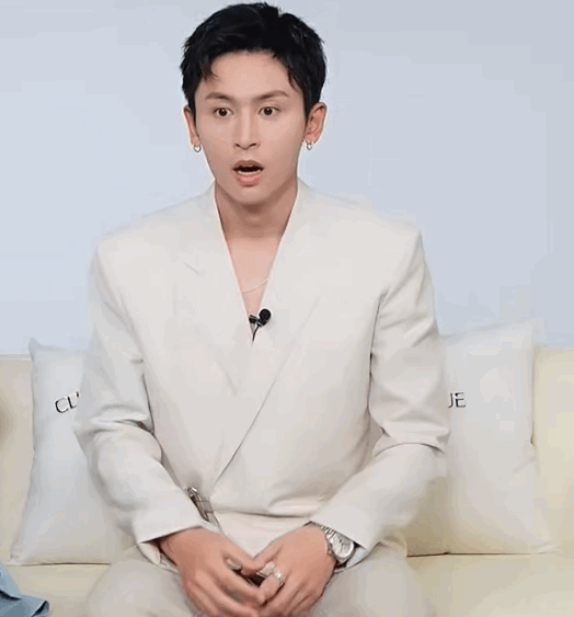 张哲瀚直播,他把哈欠吞回去了,穿深v西装撞衫蔡徐坤