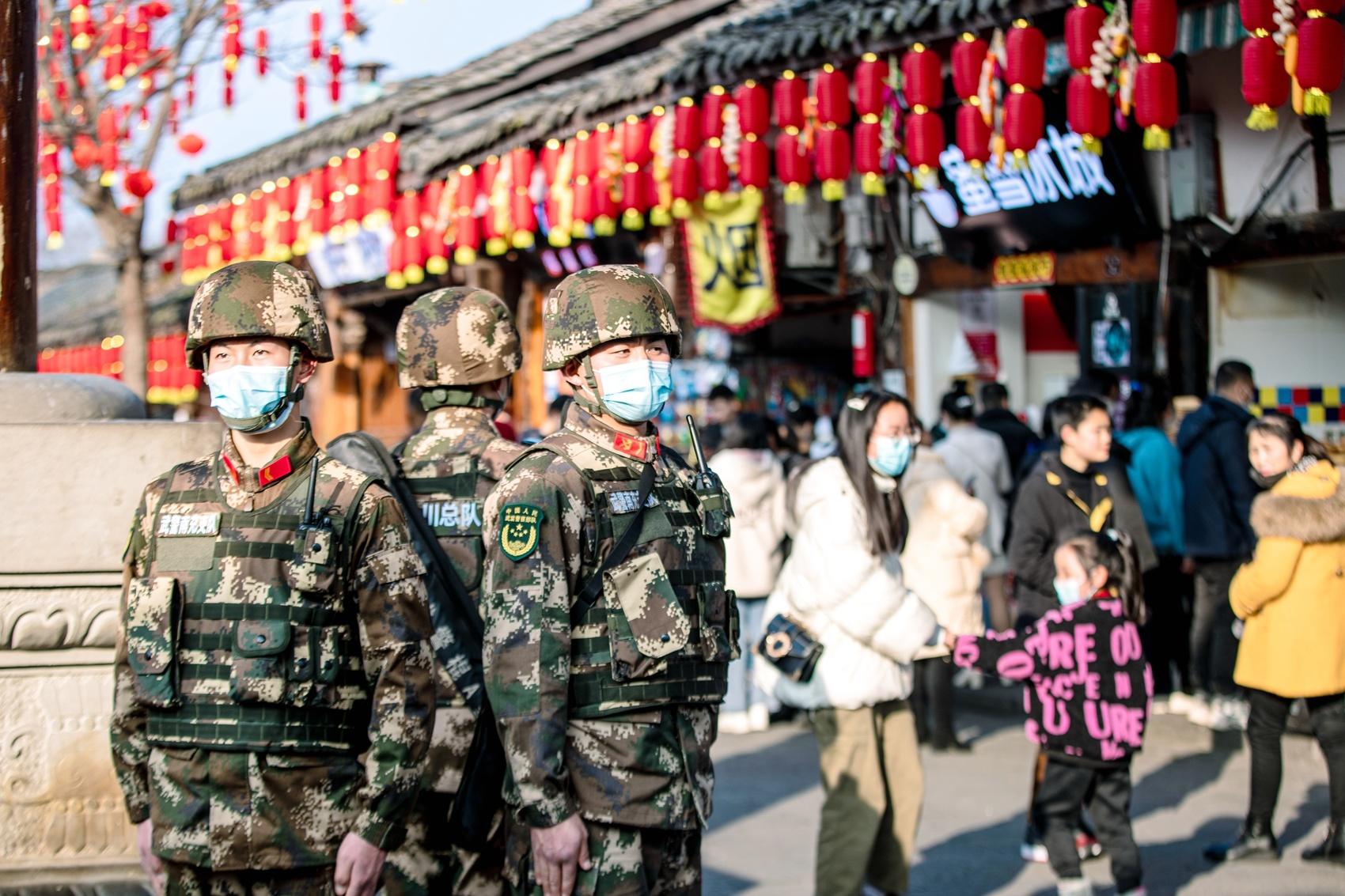 在古城阆中,武警官兵这样守护八方游客的平安