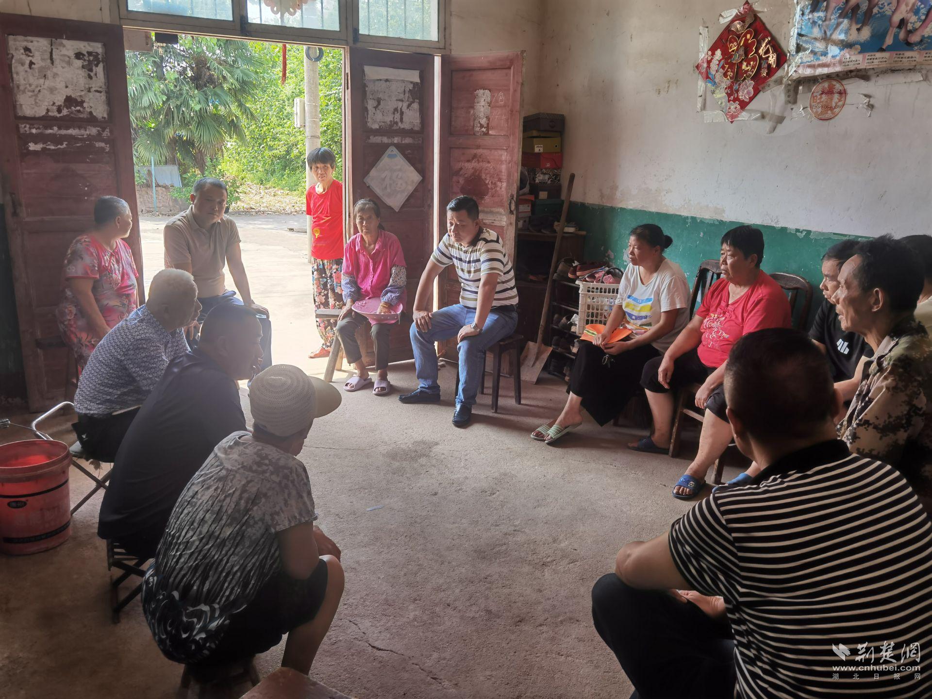 武汉邓南:一线接访化解村民烦心事