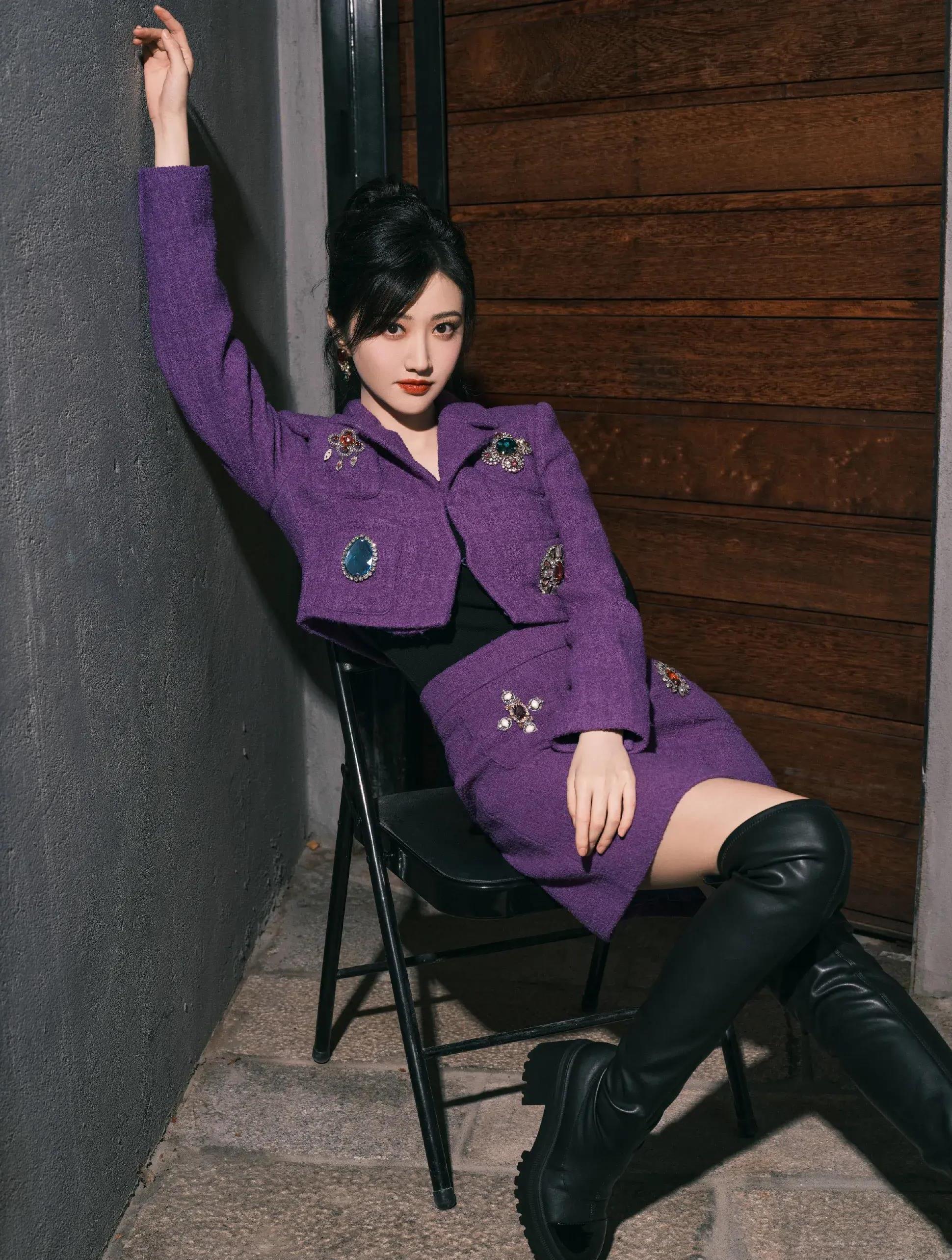 景甜近期穿搭分享,温柔紫小洋装套裙复古神秘又动人心弦!