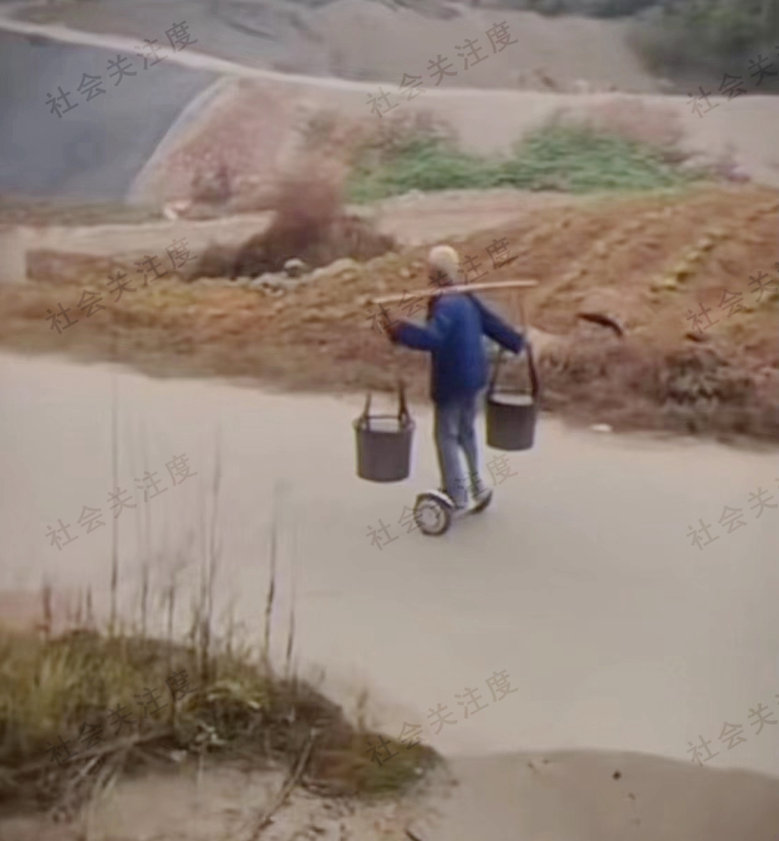 农村大爷挑粪浇地,骑着平衡车行驶自如,网友:就怕来个急刹车