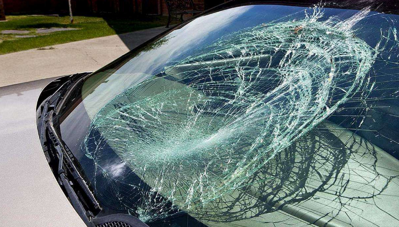 前挡玻璃破了一点需要换吗,前挡玻璃裂了影响大吗