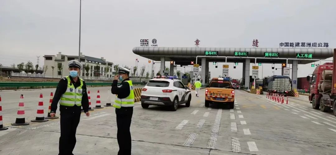 菏泽高速交警日夜坚守,做好高速口疫情防控卡口"守城人"