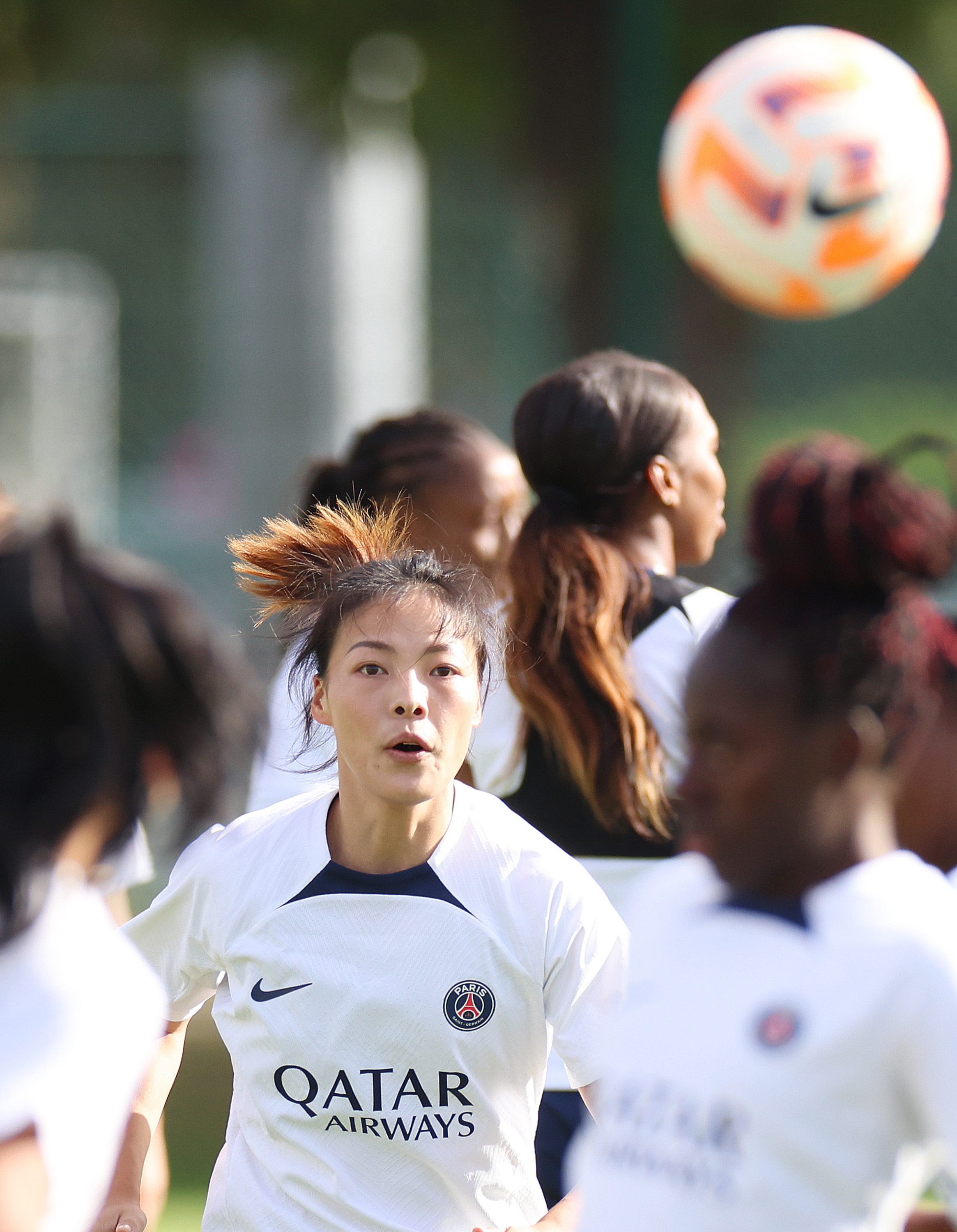 李梦雯参加巴黎圣日耳曼女足赛前训练