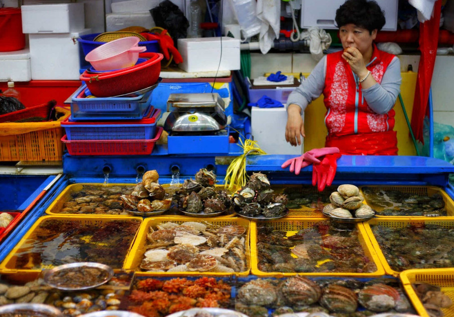 网红揭秘三亚宰客行为,打假海鲜市场缺斤少两,顶格处罚解气