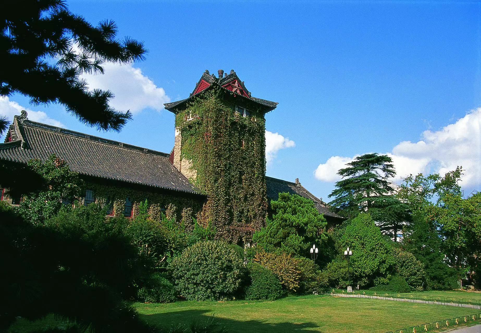 跟拍四十载,他为南京大学百年建筑留下最美瞬间