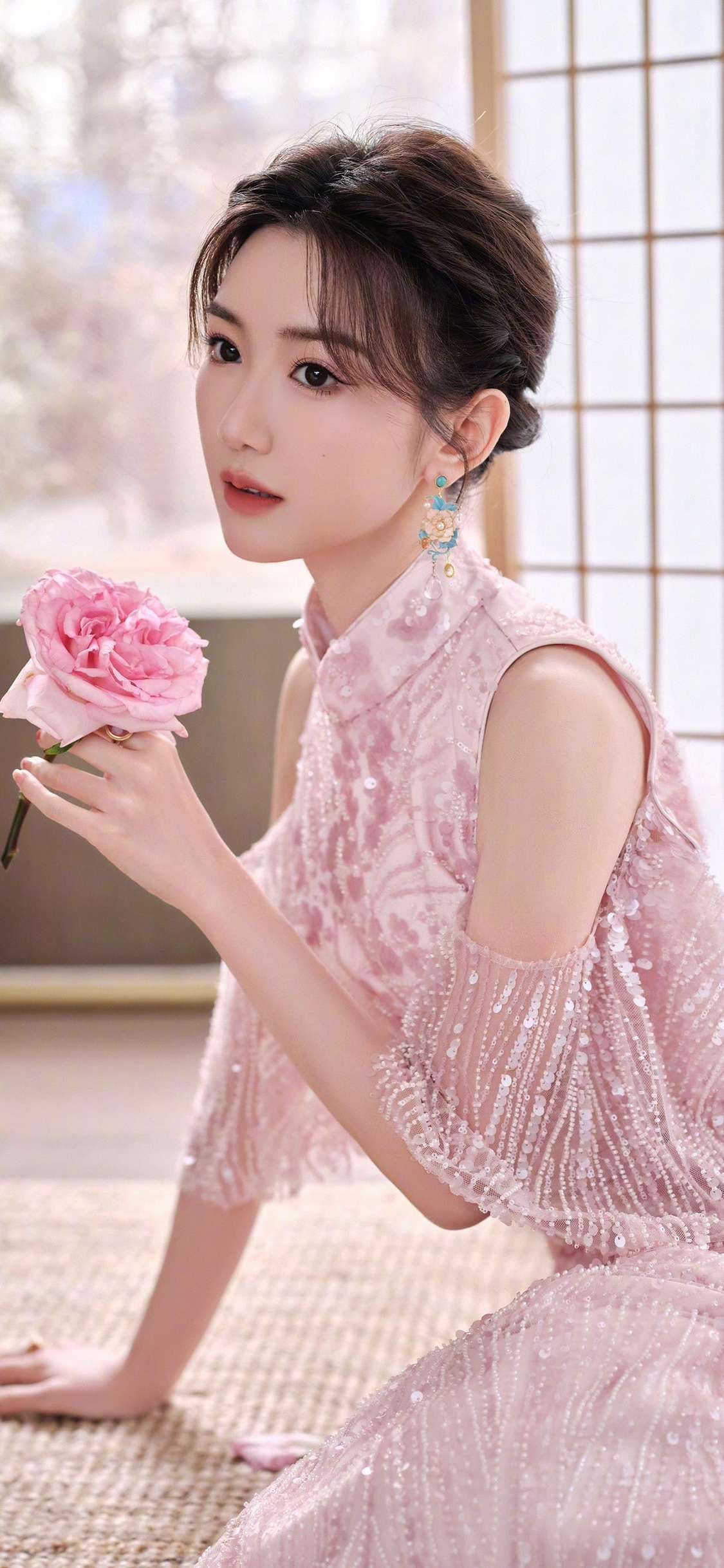 毛晓彤粉红连衣裙优雅写真