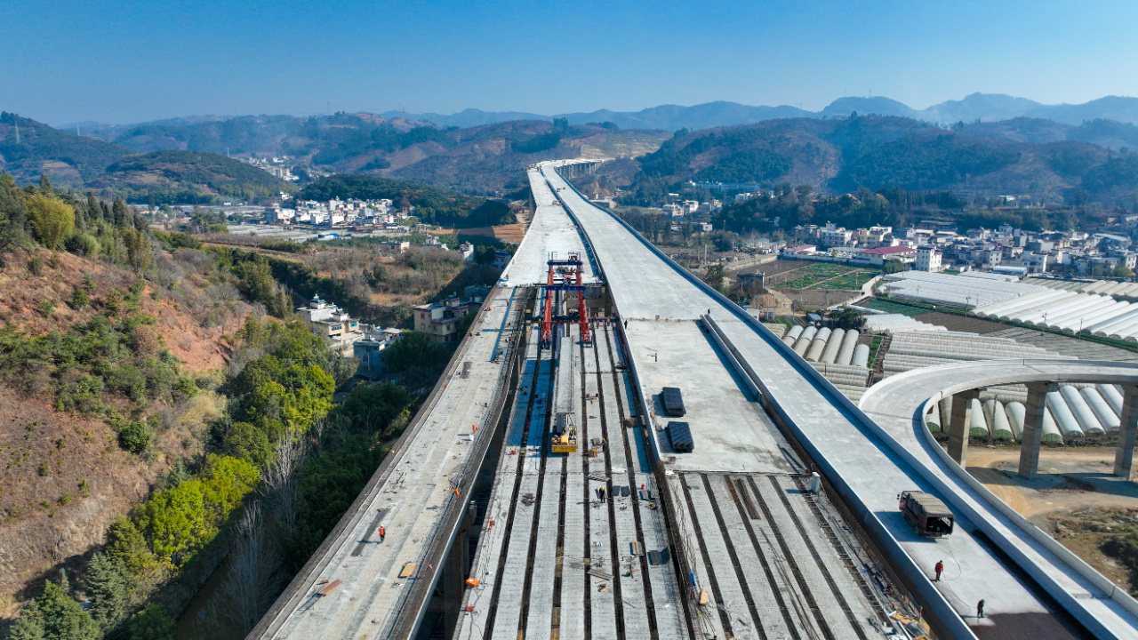 云南三清高速公路最长隧道西山营隧道双幅贯通