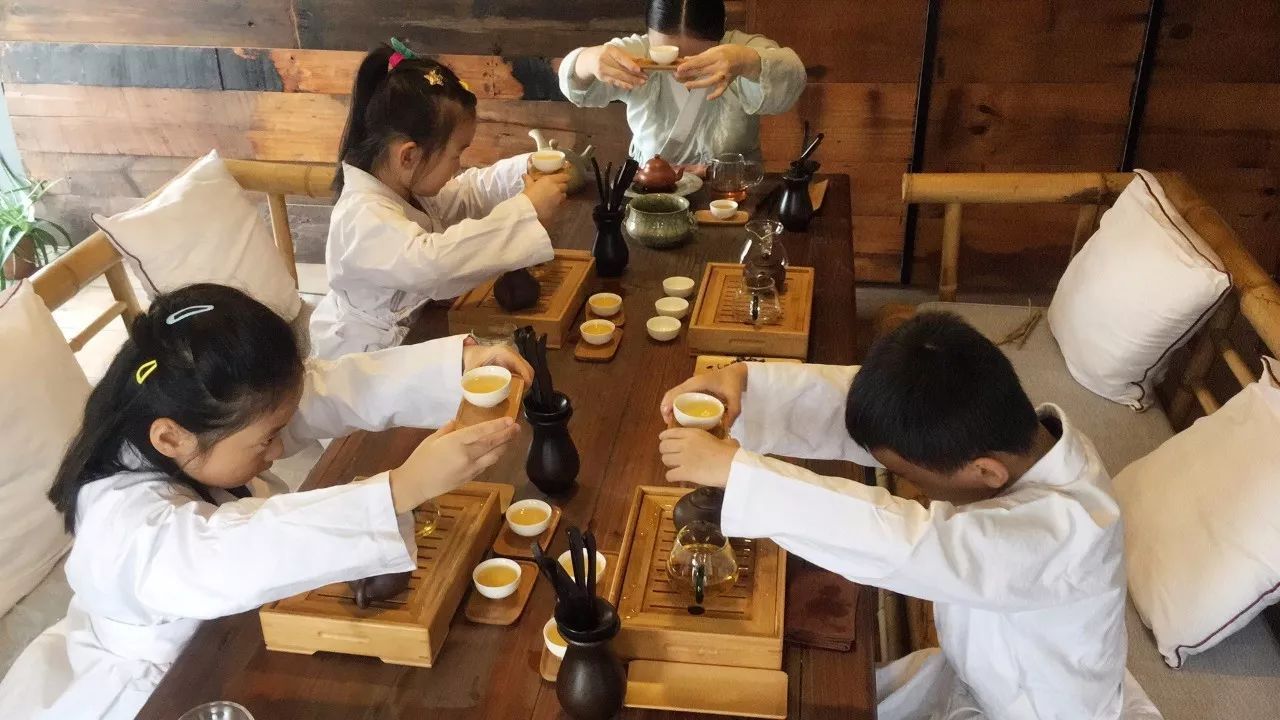 学习茶礼|从郭德纲说:"茶壶口不能朝别人"中看茶礼