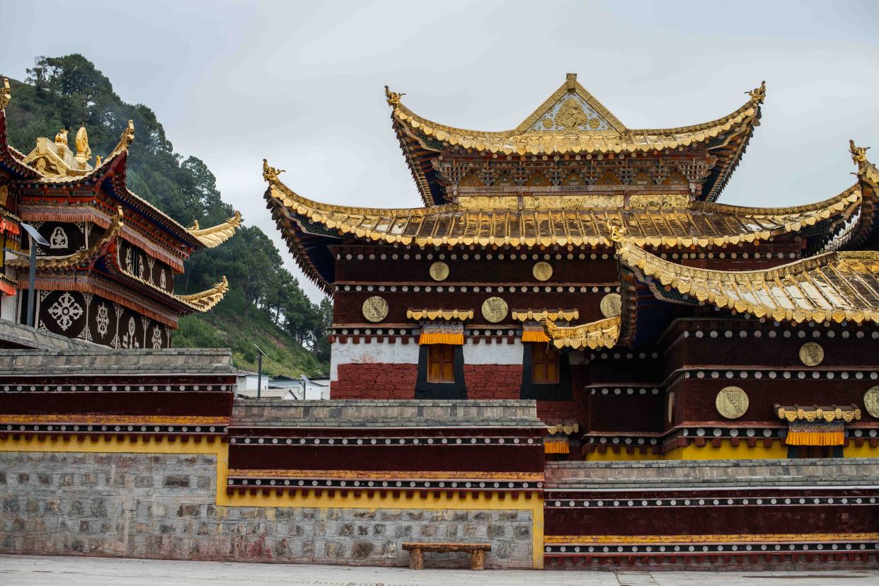 甘南旅行必去的寺庙,地处空灵,山水环绕,景色十分秀丽!