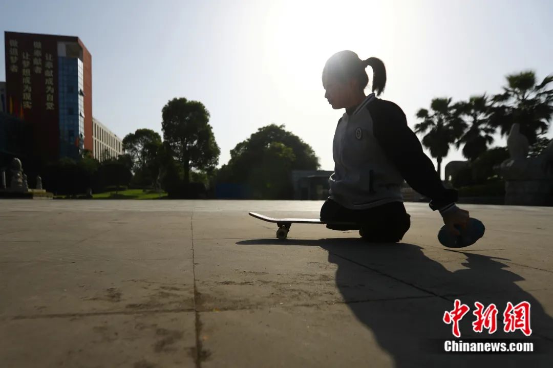 坐滑板参加高考的"无腿女孩",启程上大学!