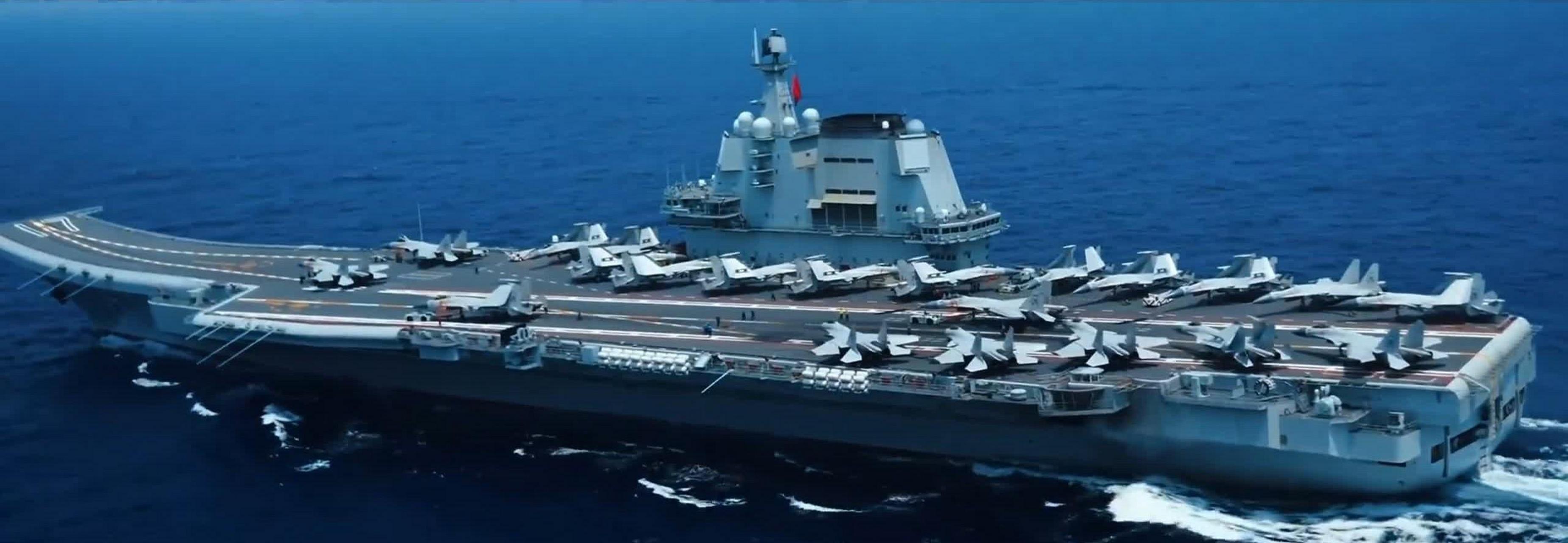 壮观啊,来瞅瞅近乎全甲板攻击状态下的"山东舰",甲板上同时摆放了21架