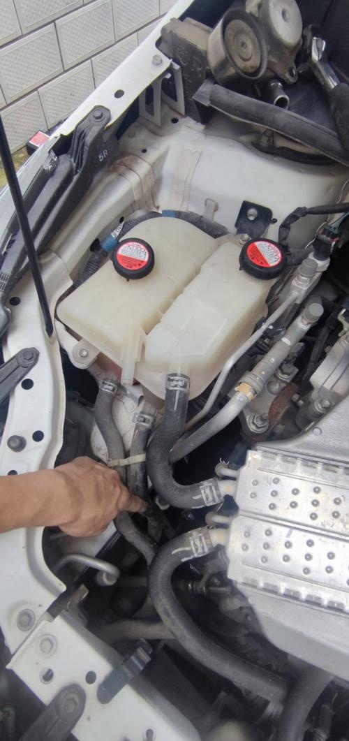 丰田卡罗拉水箱如何拆装