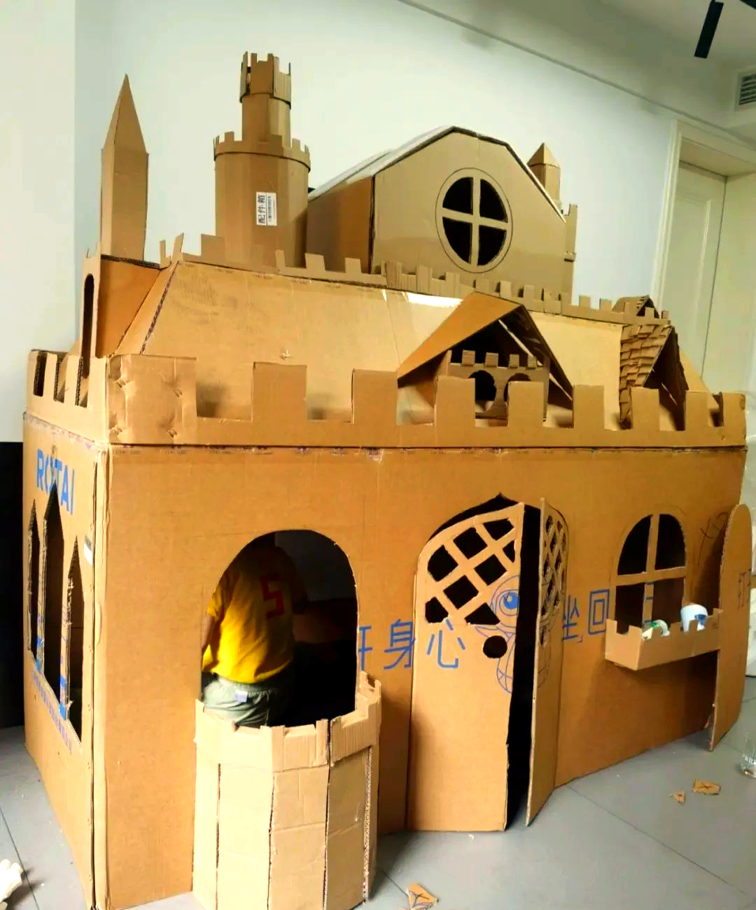 父亲利用废旧纸箱为女儿打造梦幻城堡:环保创意与父爱的完美结合