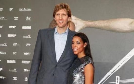 诺维斯基基因强,与黑人妻子结婚4年3子肤色皆金发碧眼随自己