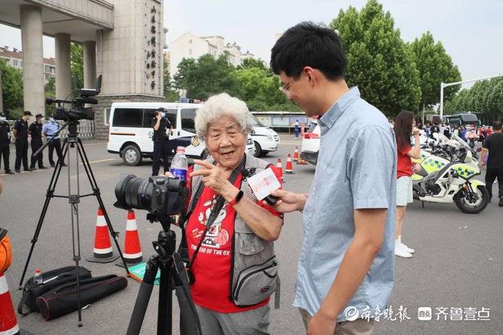 85岁"陪考奶奶"赵素梅:只要我还走得动,就一定会来陪他们