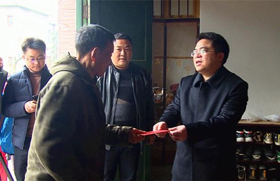 马文高看望慰问土桥农场困难群众