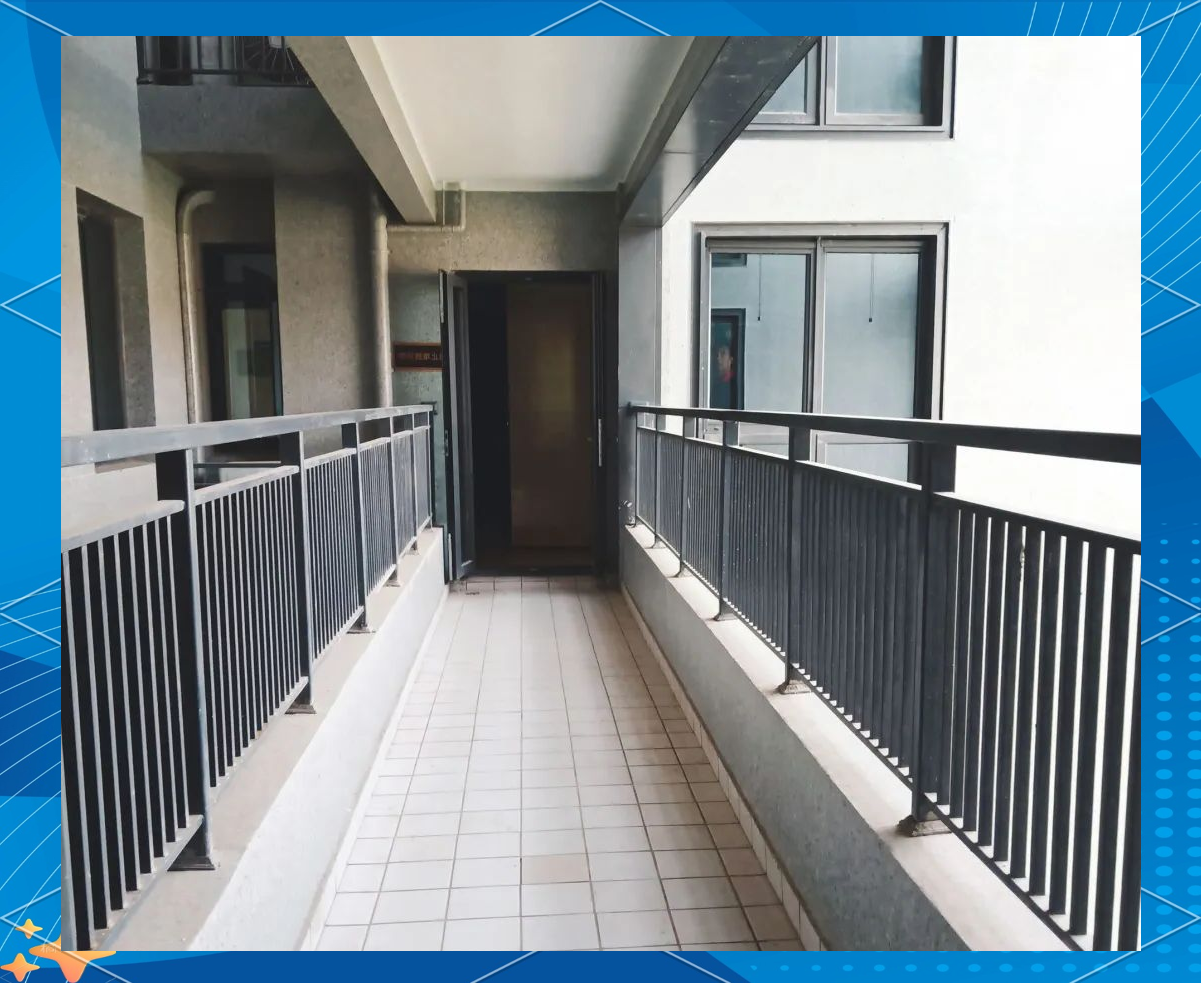 连廊房,顾名思义,是指高层住宅中,两个单元之间设计有供住户通行的