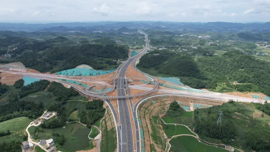 何家坡隧道全幅贯通 贵金高速公路通车步入倒计时