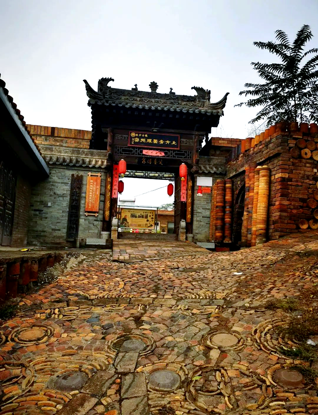 西安周边发现"陶瓷"古镇,瓦罐墙与瓷片路交织,艺术氛围浓厚,仿佛置身