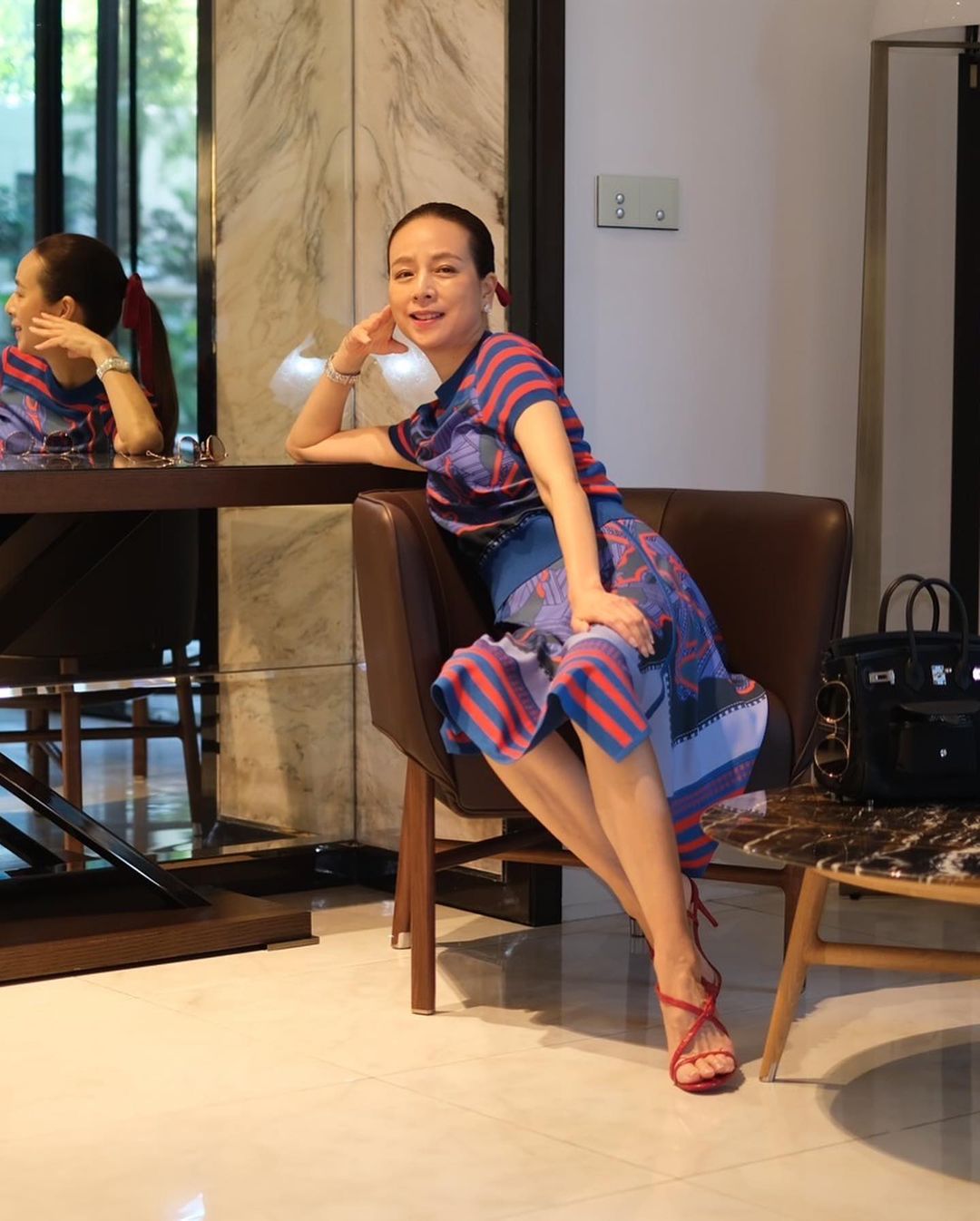 泰国华裔"冻龄美人"伍伦盼,爱马仕放地上挺壕,55岁名媛范很足
