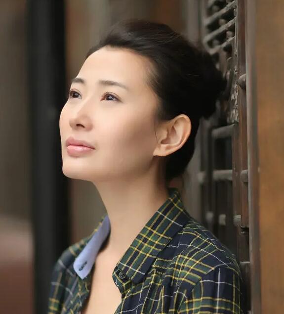 邻居也疯狂李子晴饰演者吕夏,诠释家族世代的爱恨情仇