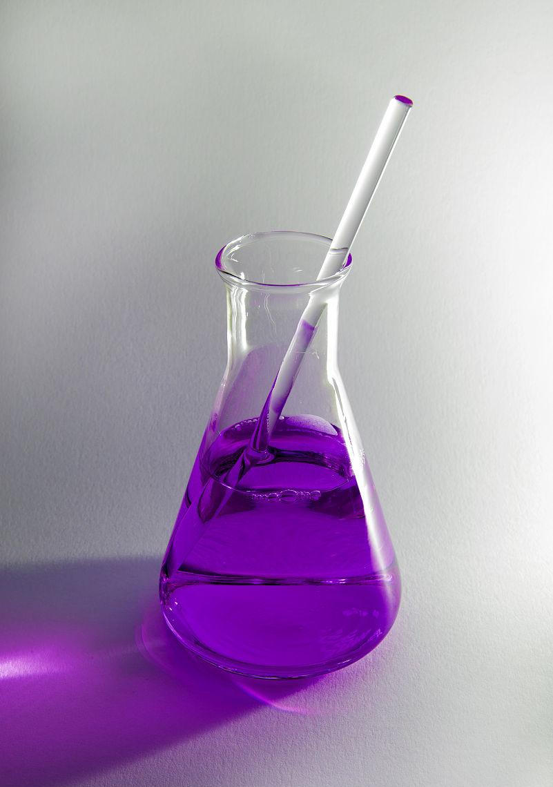 其实,这里的紫色溶液是石蕊溶液.