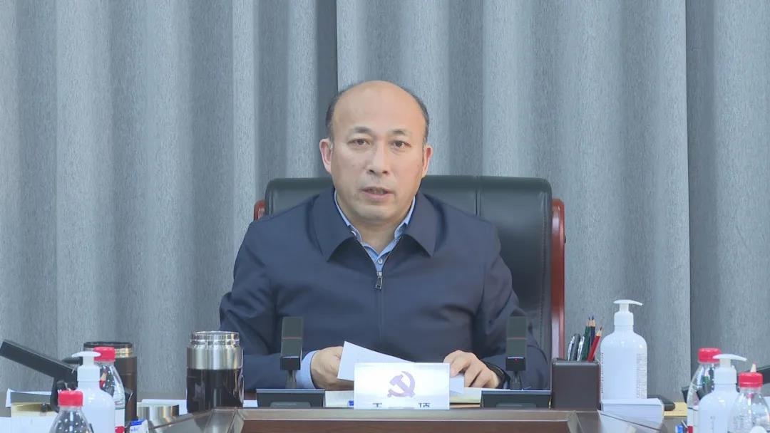 王顶主持召开中共望奎县第十八届委员会第一次常委会议