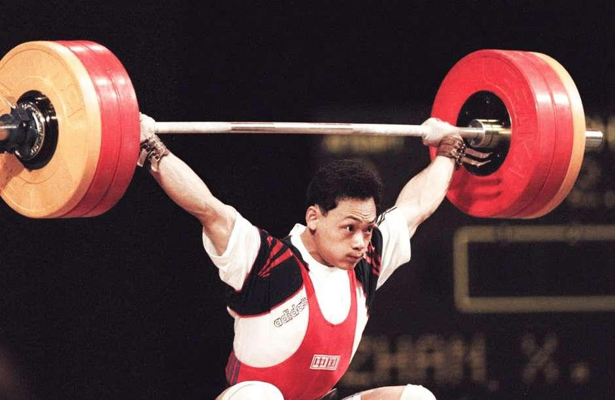 举重冠军占旭刚:退役后娶初恋空姐,官至副厅