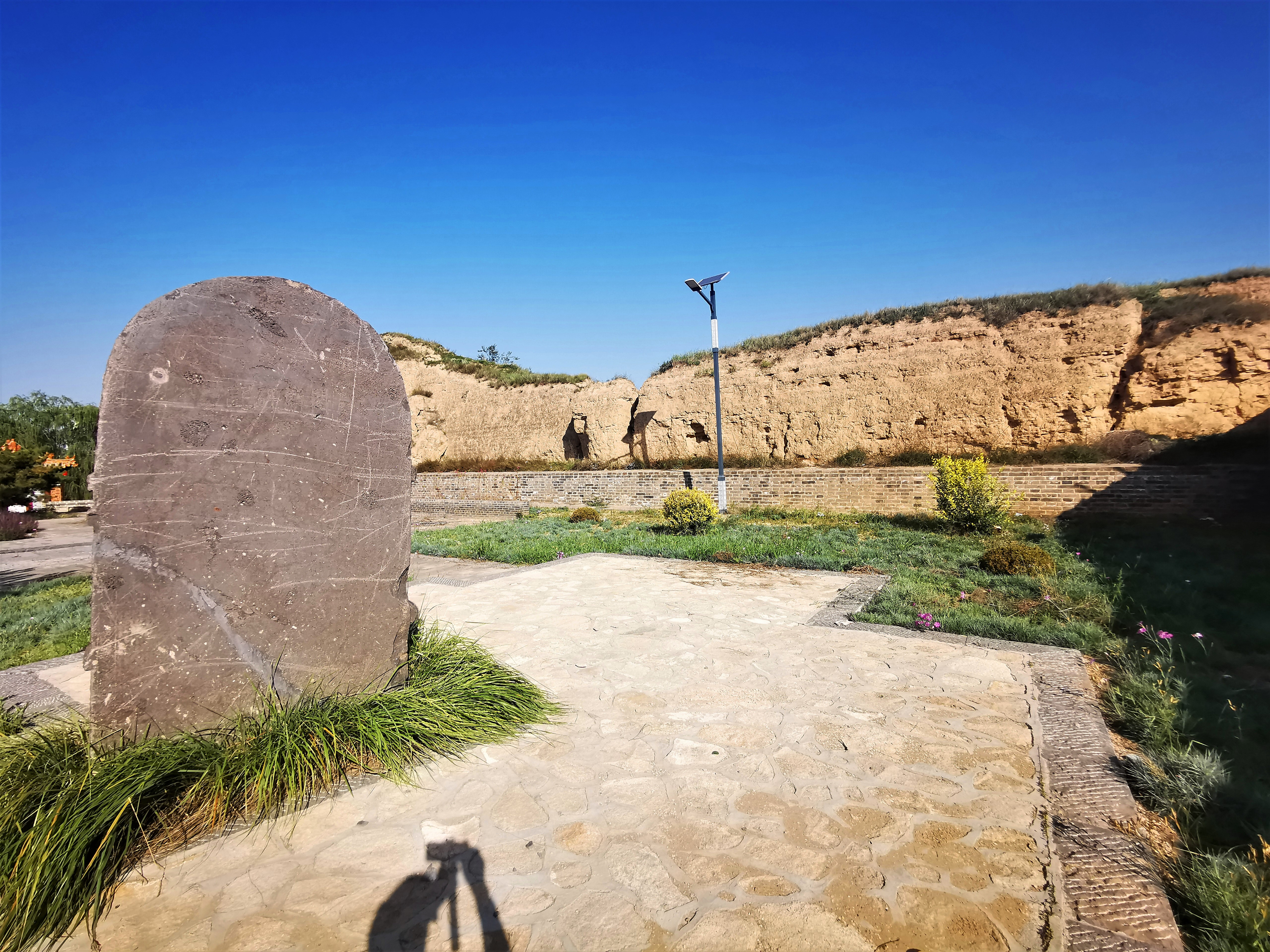 大同市阳高县镇边堡村,新老交错的村堡民居形成鲜明的对照