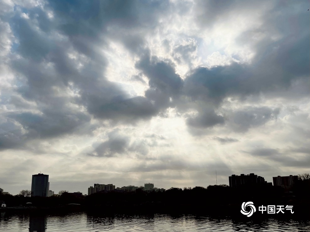 阳光破云而出 北京上空现"云隙光"景观