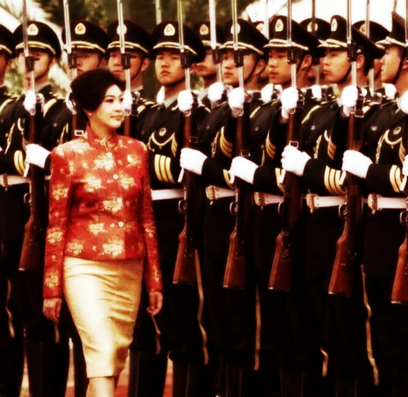 照片中,中国人民解放军士兵身着军装,与英拉的靓丽气质相得益彰.