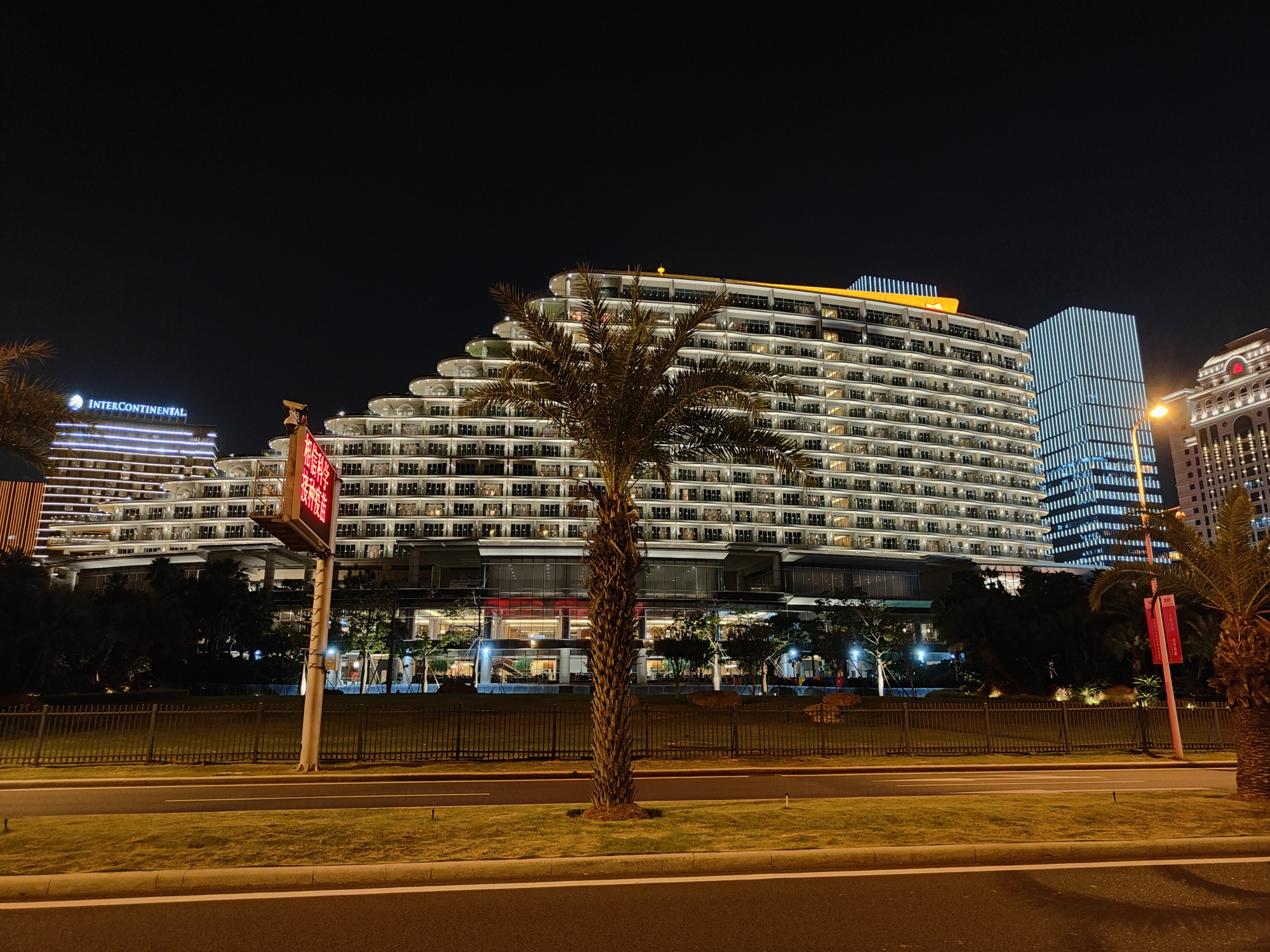 夜晚的厦门会展中心和观音山沙滩风景