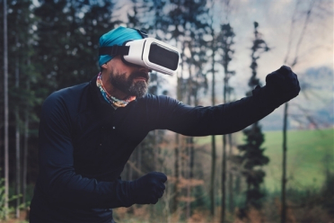中国XR设备迎巨变：AR眼镜销量大涨157% VR狂跌不休