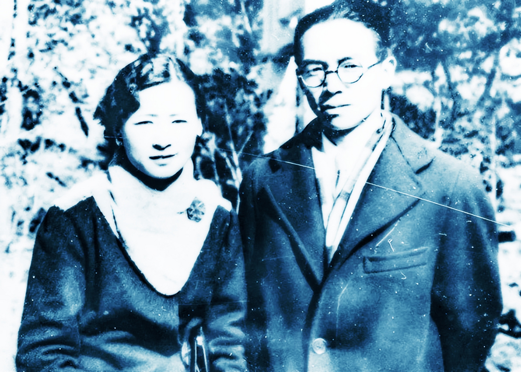 他的女儿梁再冰听说后大怒,用手掌打了林洙一巴掌.