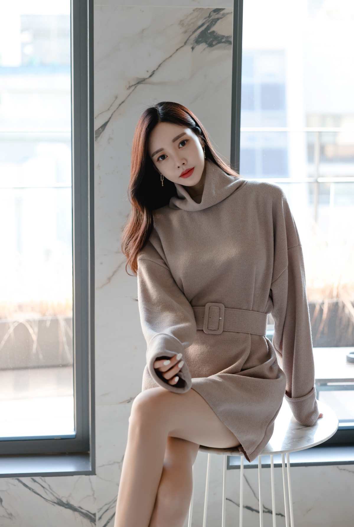 女神孙允珠时尚写真:金紫色高领腰带连衣裙,气质美如兰