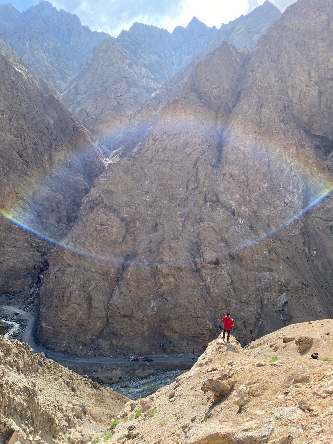 翻越5057米高山 踏过无人区 架起一条铁搭线路