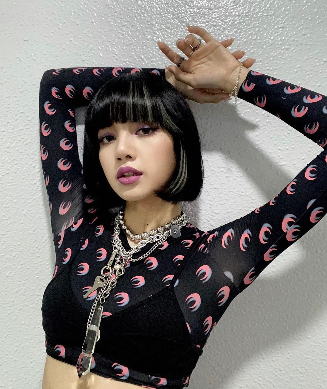 blackpink星月元素造型美翻天,lisa短发太拉风,rose裤装太炫酷