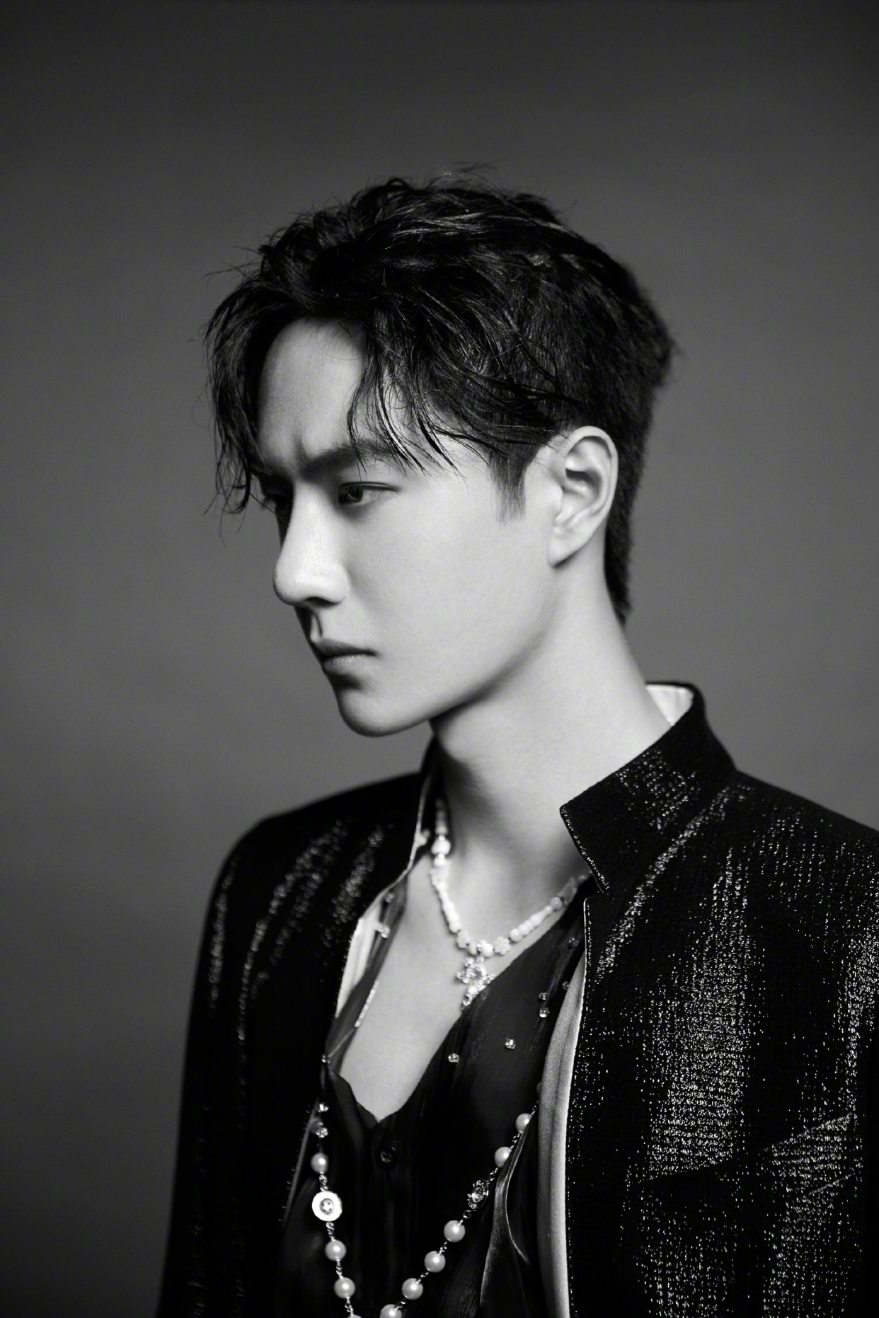 王一博太撩人,用超闪"腰封"搭配星光国风外套,这也太帅了