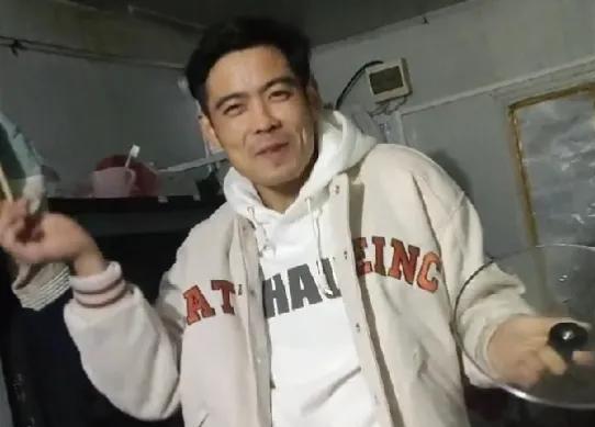 全网撞脸杨烁第一人,商城网红小谢靠颜值走红网络,实现财富自由