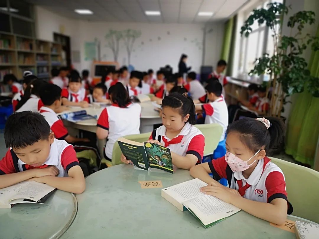 白山市图书馆携手市外国语学校开展多元化沉浸式研学阅读活动