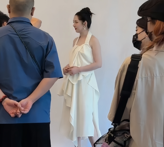 郭碧婷复工拍写真引争议!含胸驼背脖子粗,体态丰腴似婆婆向太