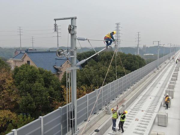 沪苏湖铁路四电工程首条接触网承力索成功架设