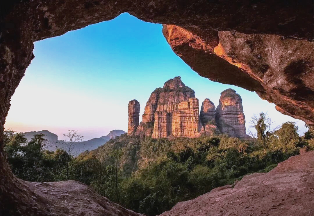 重庆丹霞地貌:红岩秘境中的自然奇迹