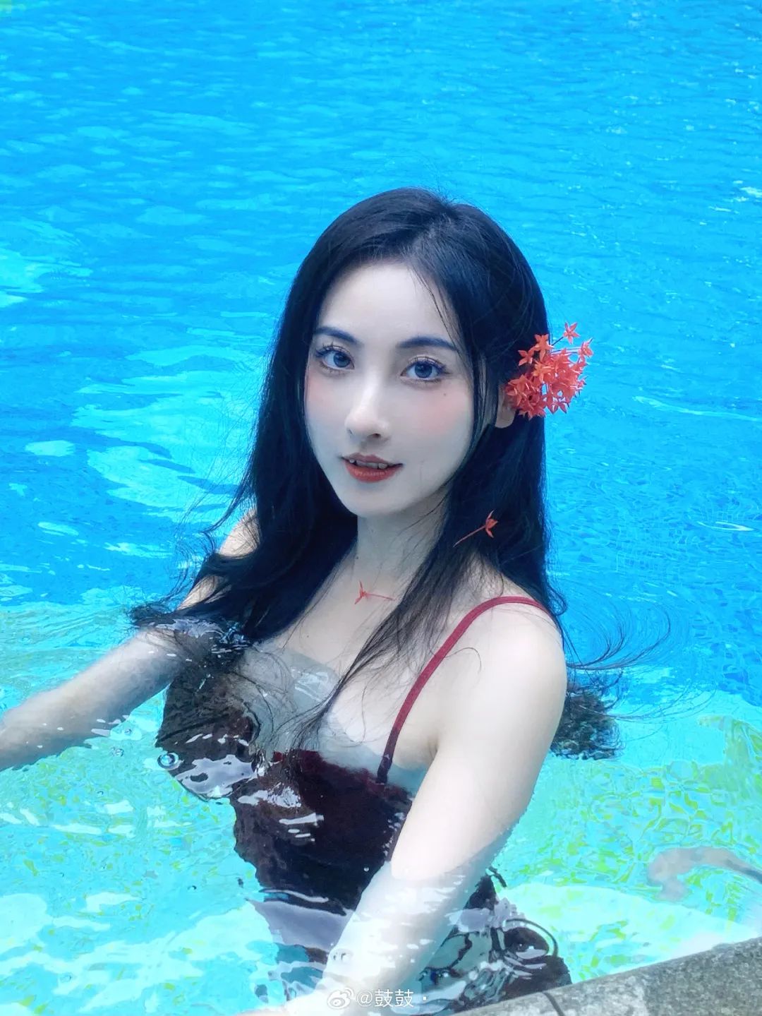 「lpl老婆」鼓鼓泳装照,夏天就要看点清凉的