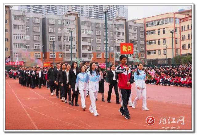 以体育之光凝聚团结力量——宣威市民族中学第三十届体育节开幕