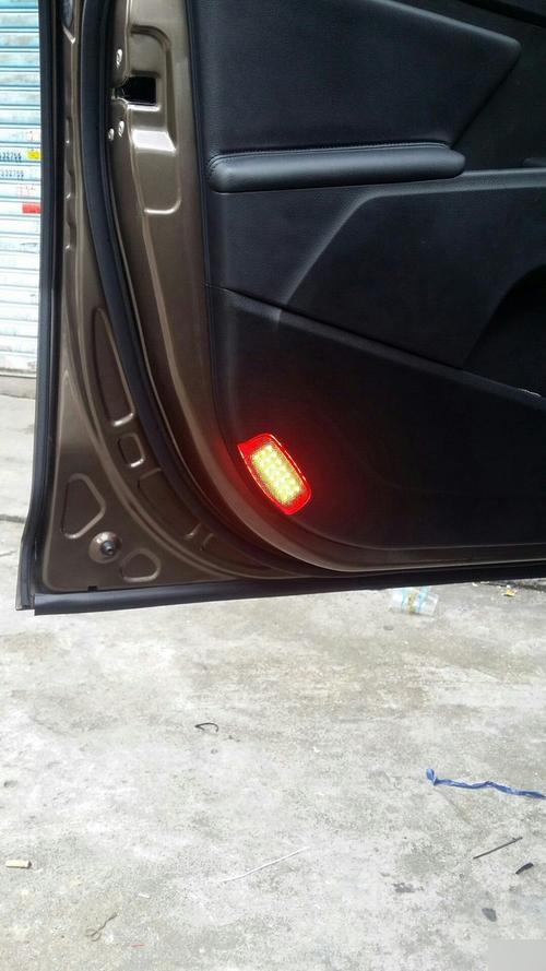 12款新福克斯车门上面的灯 福克斯两厢车门灯怎么不亮