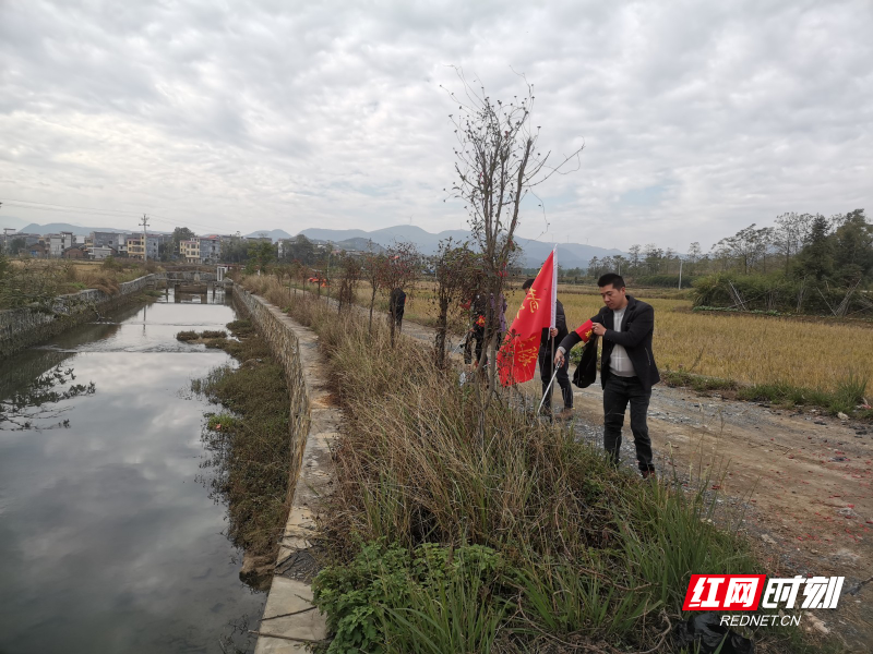 宜章县黄沙镇团委组织开展河道清洁志愿活动