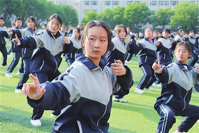 太原中学生学练八段锦,感受传统体育魅力