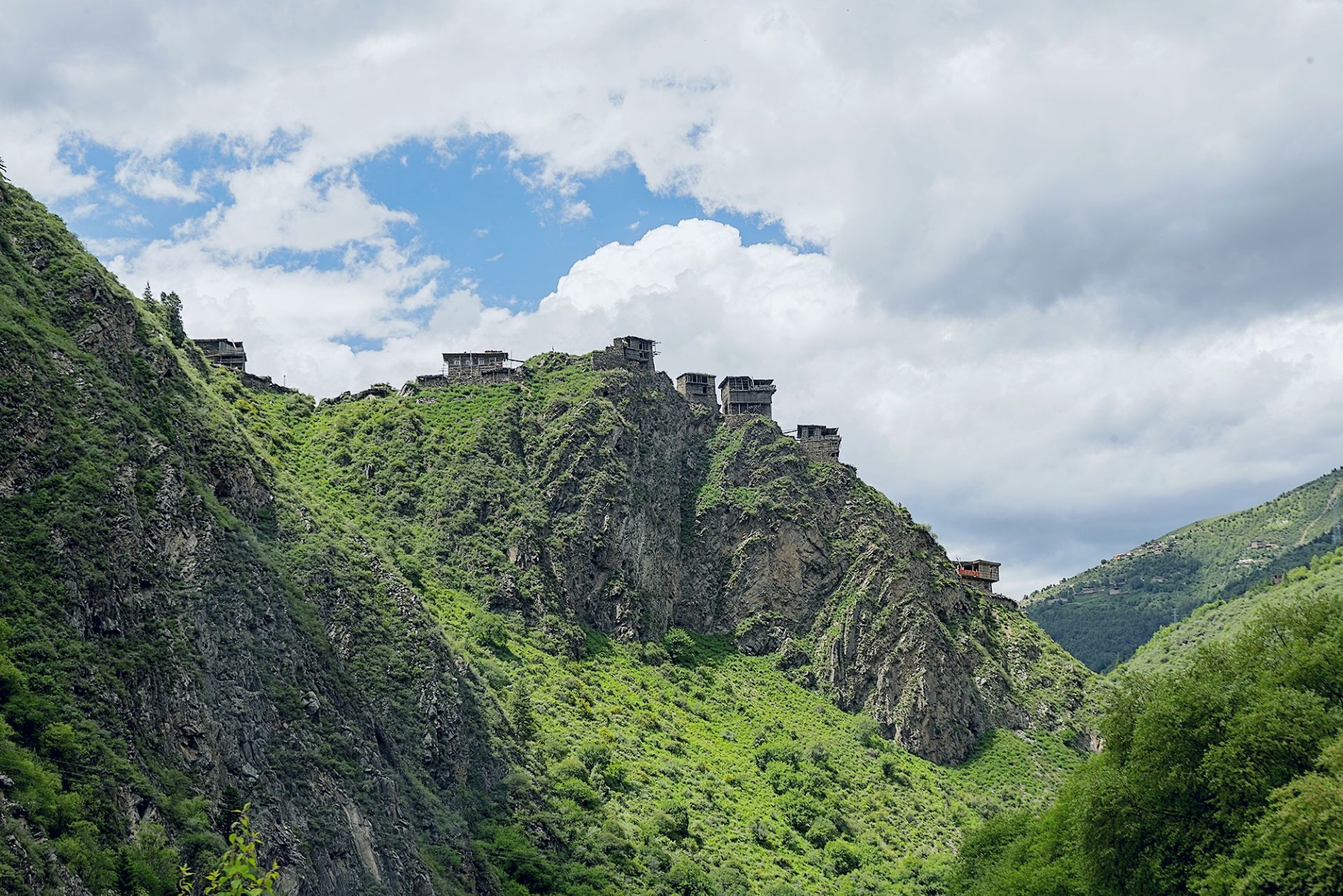 一处悬天净土,壤塘修卡藏寨,充满神秘色彩